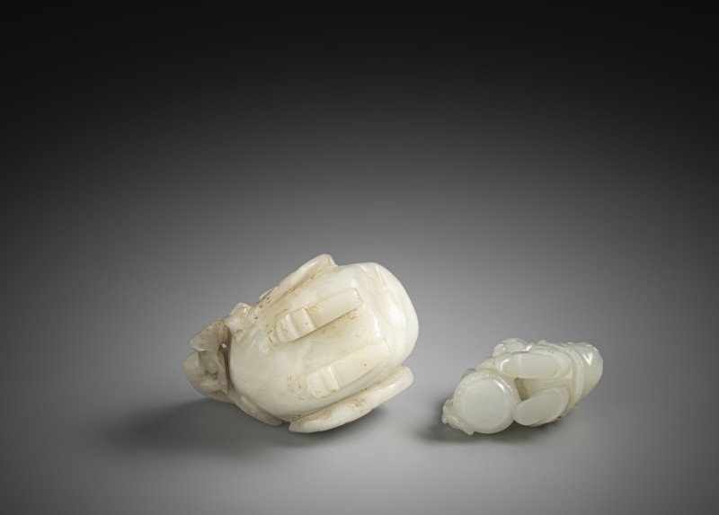 A brrush washer in the shape of a duck and carving of a boy in almost white and light green jade - 图5