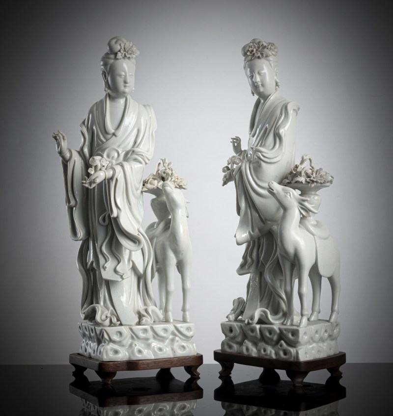 A pair of exquisite Dehua figurines depicting Magu with a deer, standing on a cloud-shaped pedestal with a basket of flowers - 图6