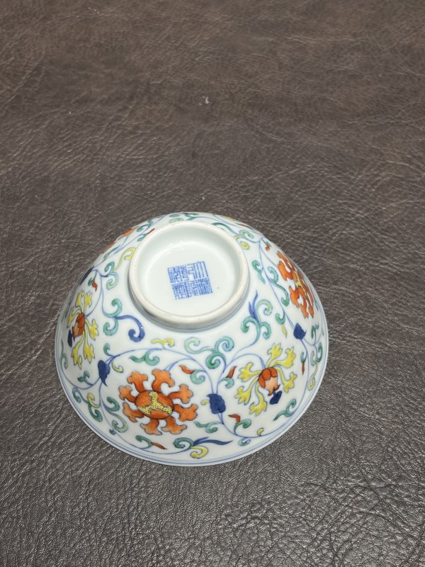 清乾隆 斗彩缠枝宝相花纹茶碗 - 图7