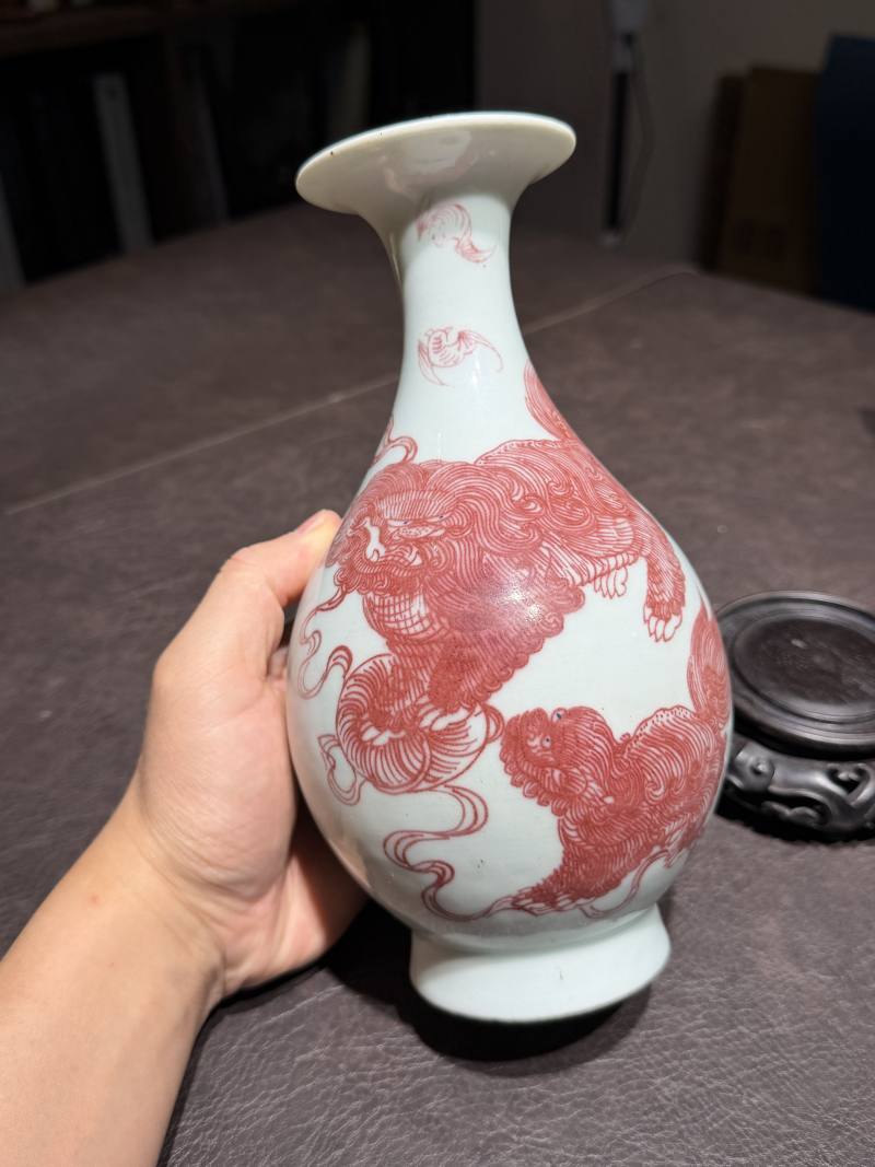 清道光 釉里红太狮少狮玉壶春瓶（配木座、老盒） - 图5