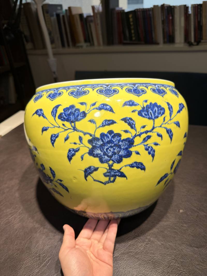 清乾隆 黄地青花折枝花卉纹缸 - 图3