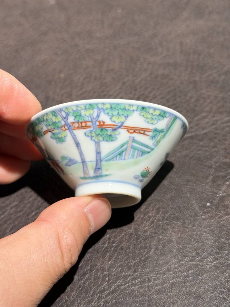 清雍正 斗彩米芾拜石图斗笠杯 - 图7