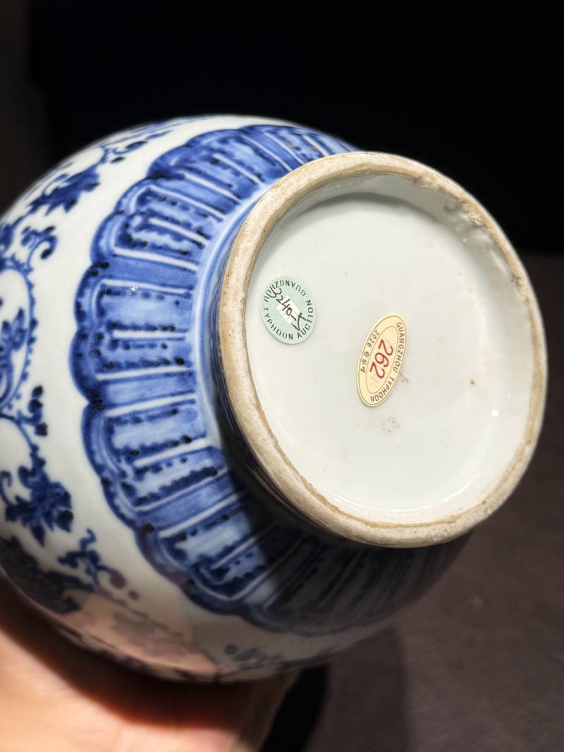 清乾隆 青花缠枝花卉纹僧帽壶 - 图16
