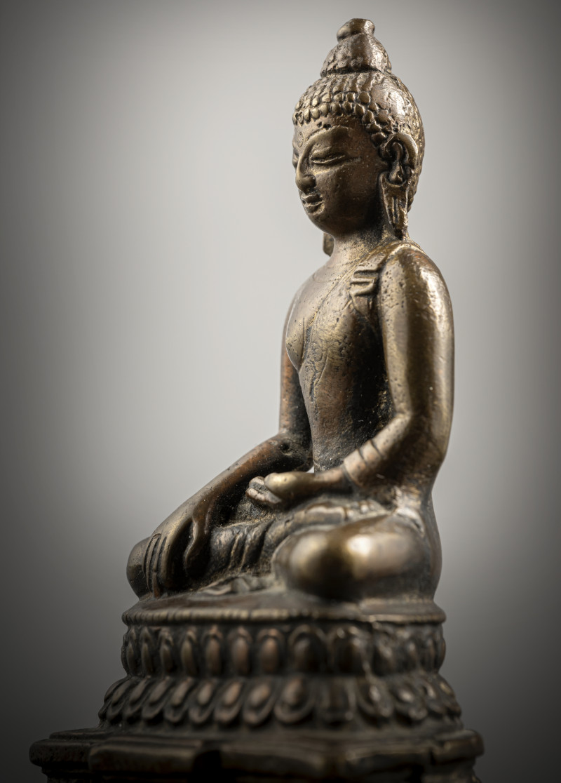 A BRONZE FIGURE OF AKSHOBHYA - 图4