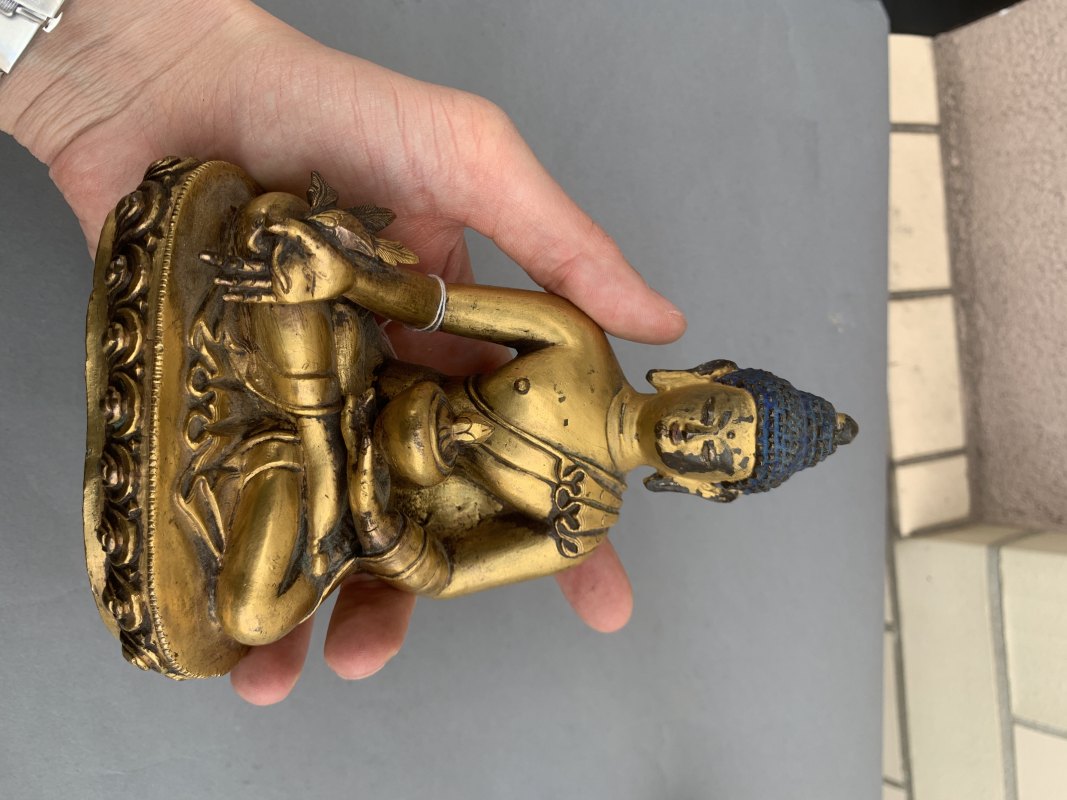 A GILT-COPPER FIGURE OF BHAISAJYAGURU - 图6