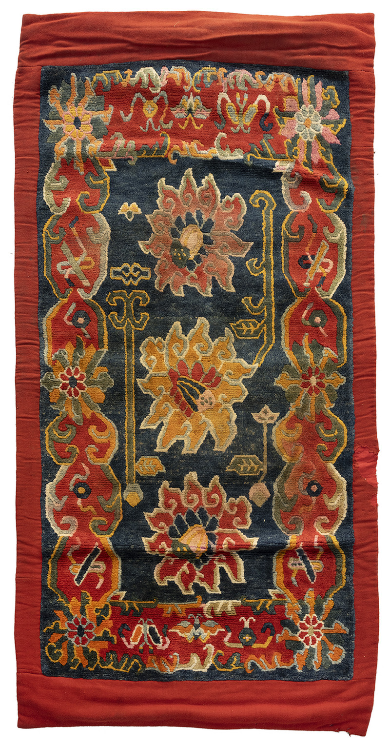 Carpet with lotus pattern