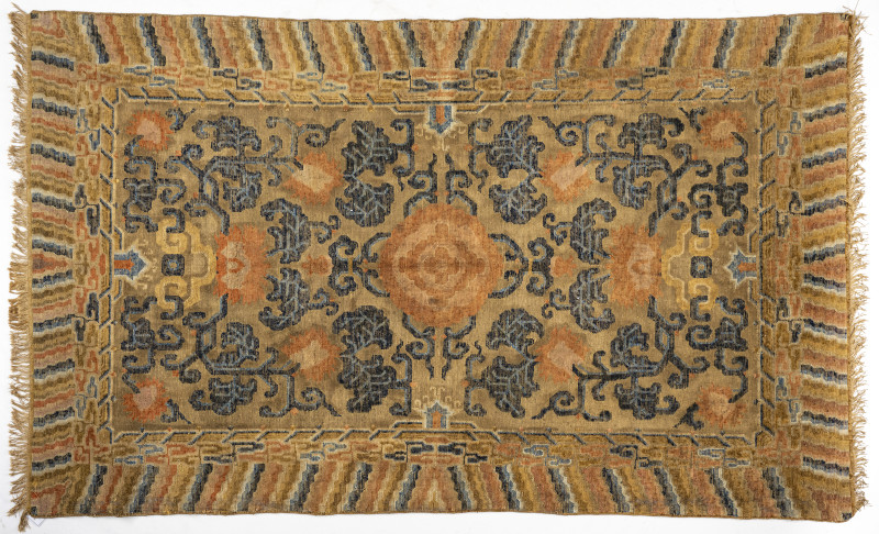 A fine silk carpet - 图2
