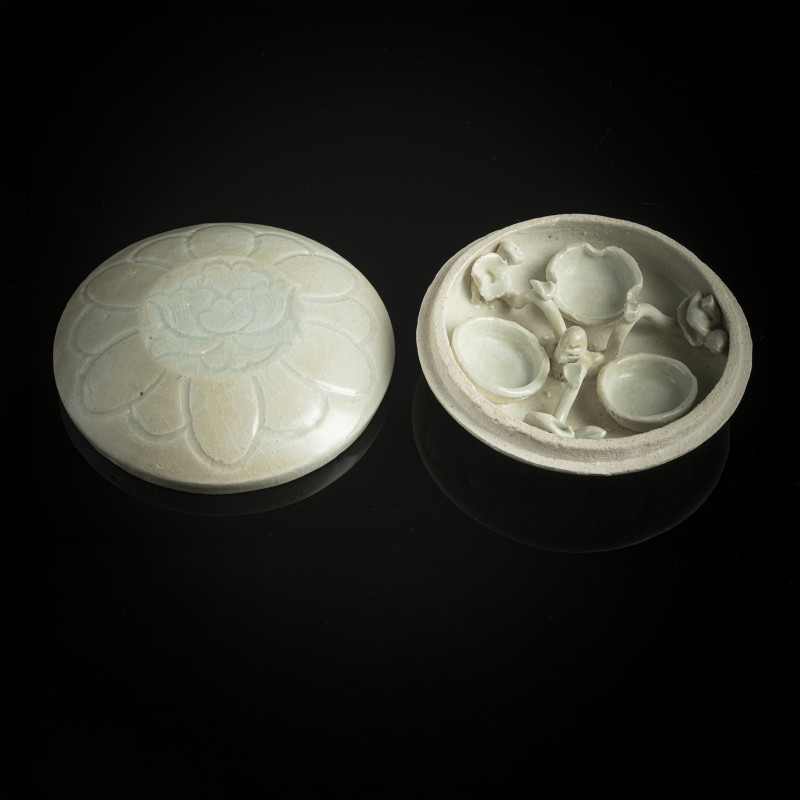 A 'qingbai' ware cosmetic box with peony decoration - 图3