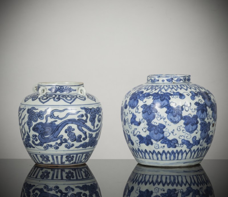 Two jars decorated with dragons or melons in underglaze blue with wooden covers - 图3