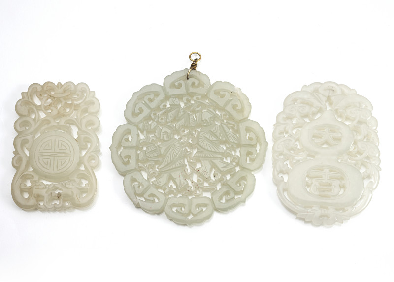Three pendants made of jade, finely decorated in openwork with lucky symbols or the twin genii Hehe Erxiang' - 图2