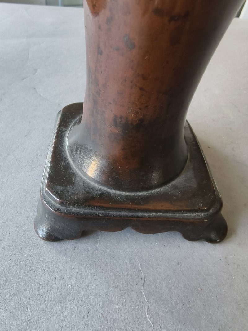 A group of three bronze vases - 图11