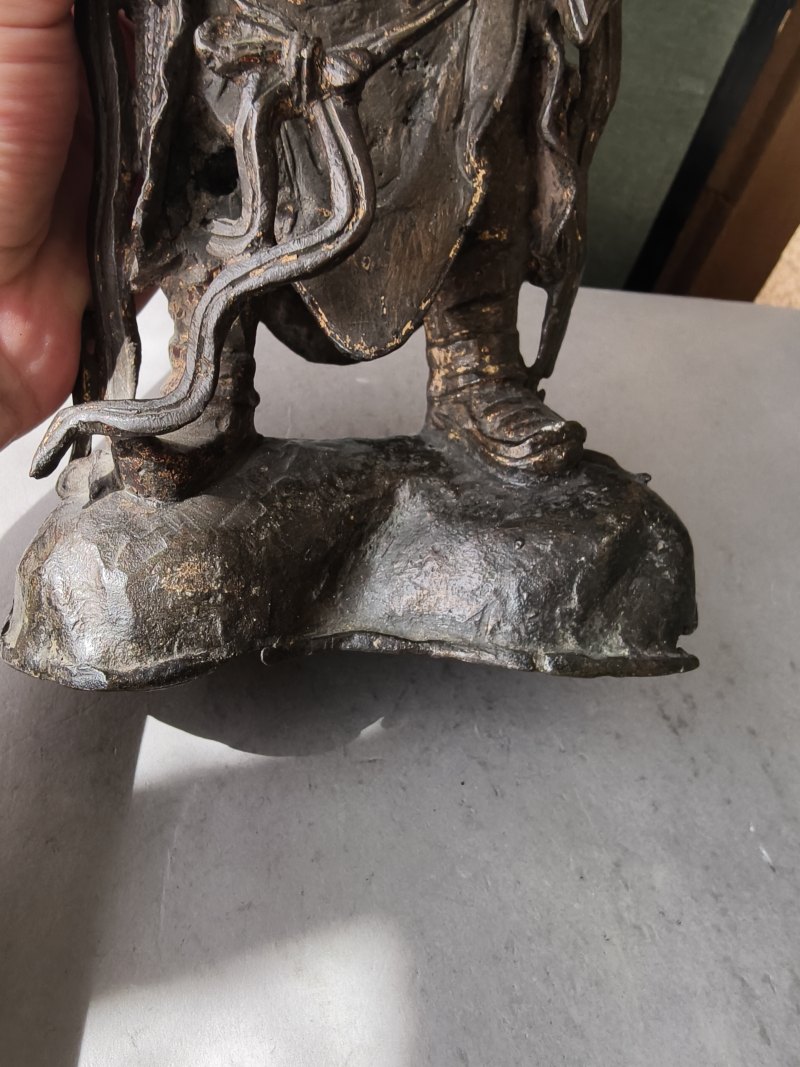 A bronze figure of standing Weituo on a stand dressed in splendid armour with traces of gilding - 图15