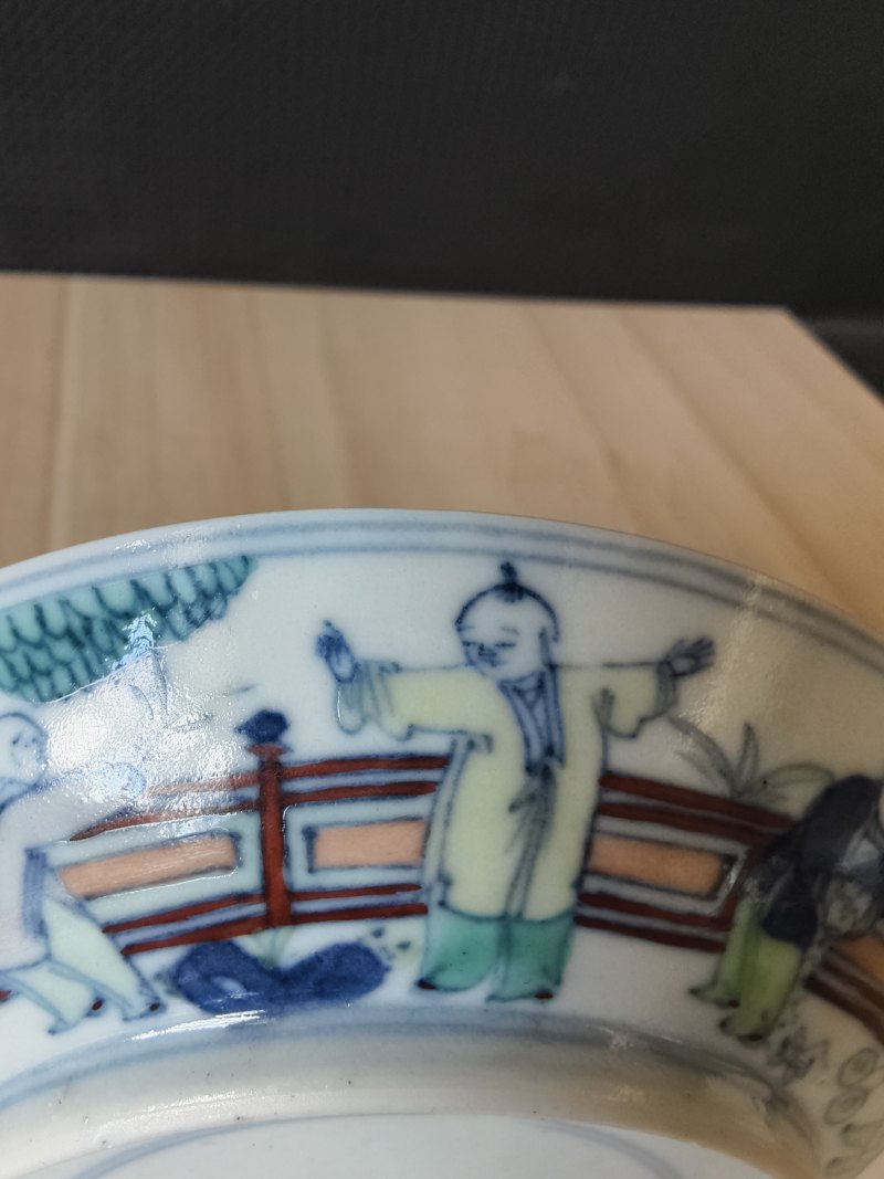 A 'Doucai' saucer with decoration of playing boys - 图12