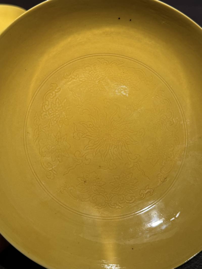 清雍正 黄地暗刻并蒂莲花纹盘一对 - 图6