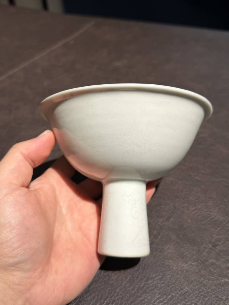 明嘉靖 白釉暗刻龙纹高足杯 - 图9