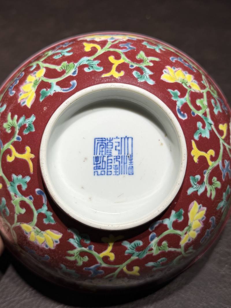 清乾隆 胭脂红地洋彩缠枝花卉纹碗 - 图13