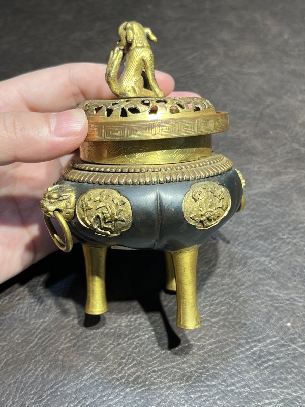 清乾隆 造办处乌铜鎏金錾花双耳狮钮三足炉 - 图6