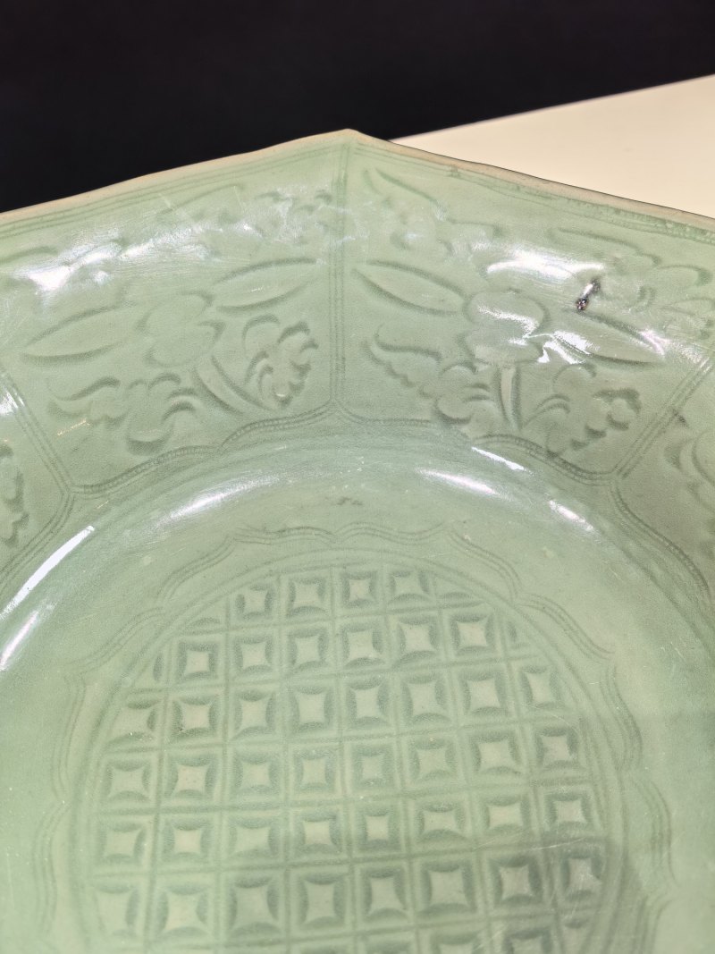 明 龙泉窑青釉刻花金钱花卉纹八方盘 - 图5