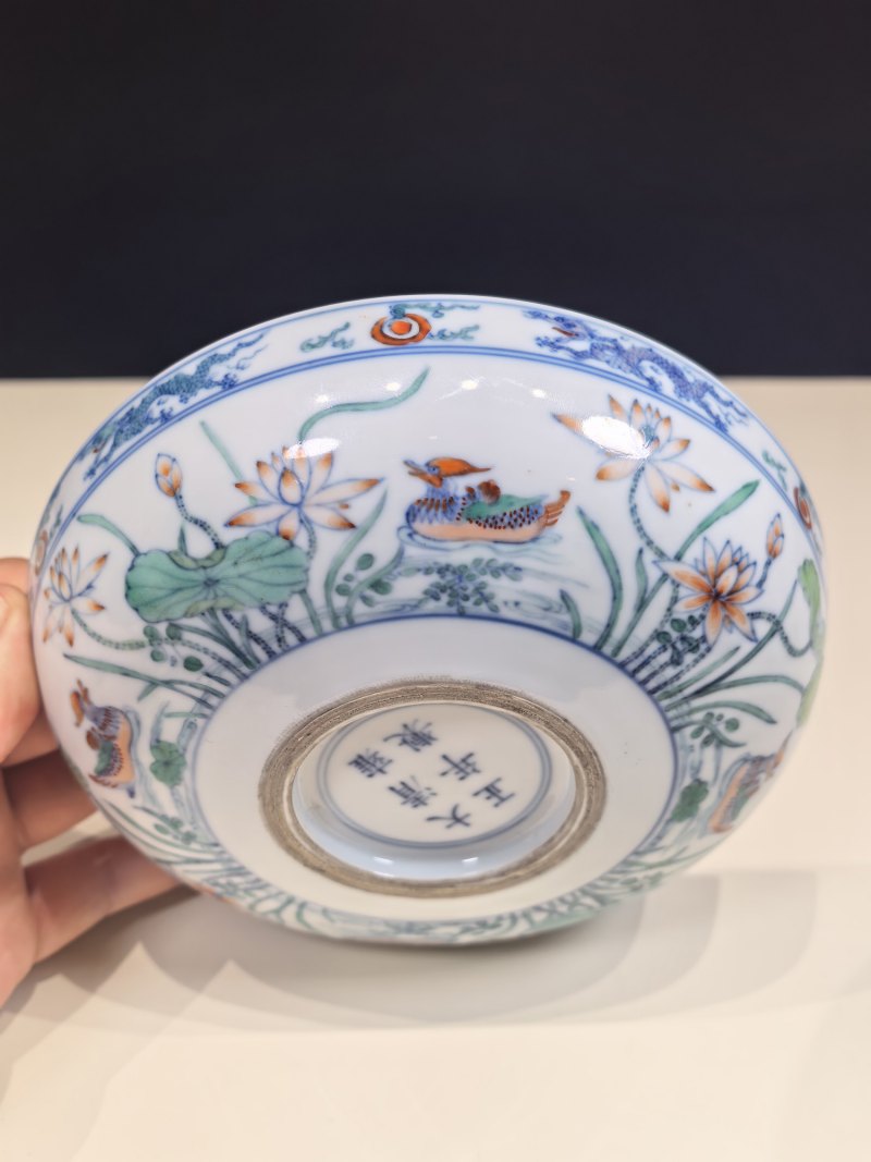 清雍正 斗彩鸳鸯荷塘图卧足盘一对 - 图20