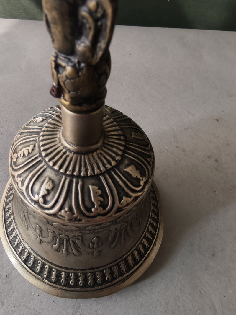A metal bell (ghanta) and a phurbu - 图24