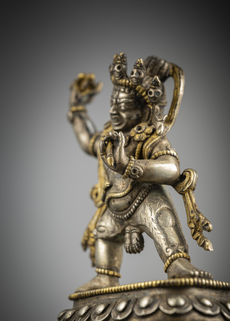 A parcel-gilt lilver figure of Vajrapani - 图3