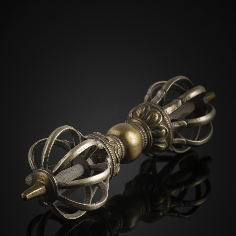 Nine-rayed bronze vajra - 图3