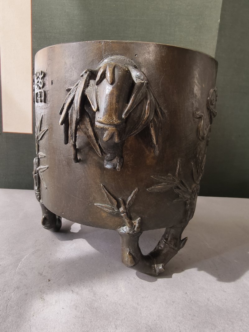Bronze incense burner with relief decoration of inscription and bamboo - 图10