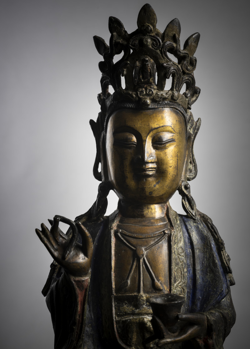 Polychrome painted and partially fire-gilt bronze of the crowned Guanyin - 图4
