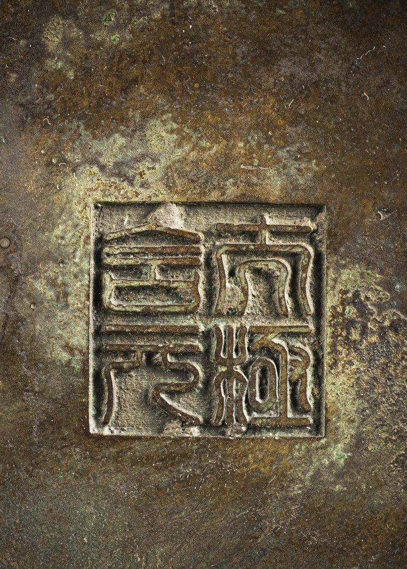 A cylindrical bronze incense burner in the shape of a cylindrical 'Lian' with relief burrs and mask handles on the sides - 图3