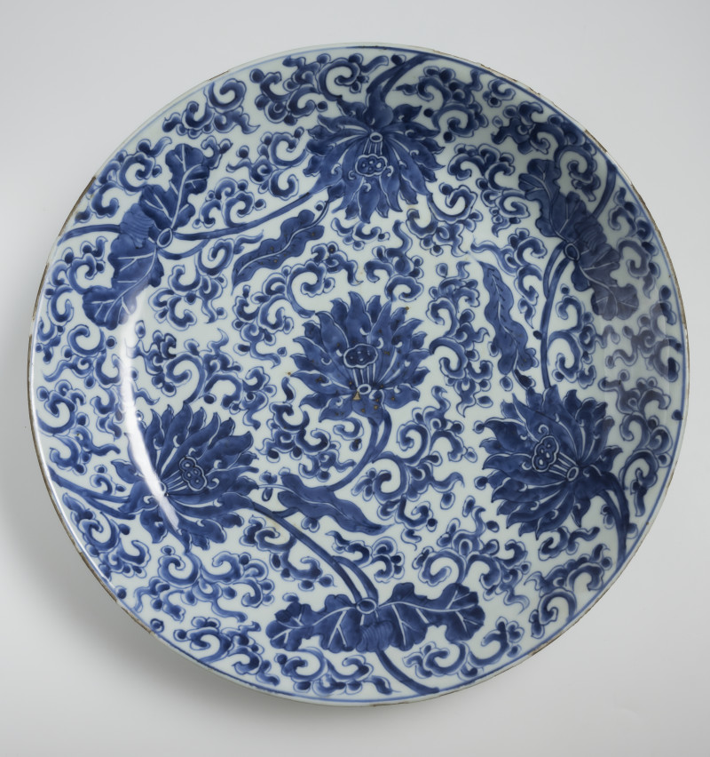 Six large porcelain round plates decorated in underglaze blue - 图4