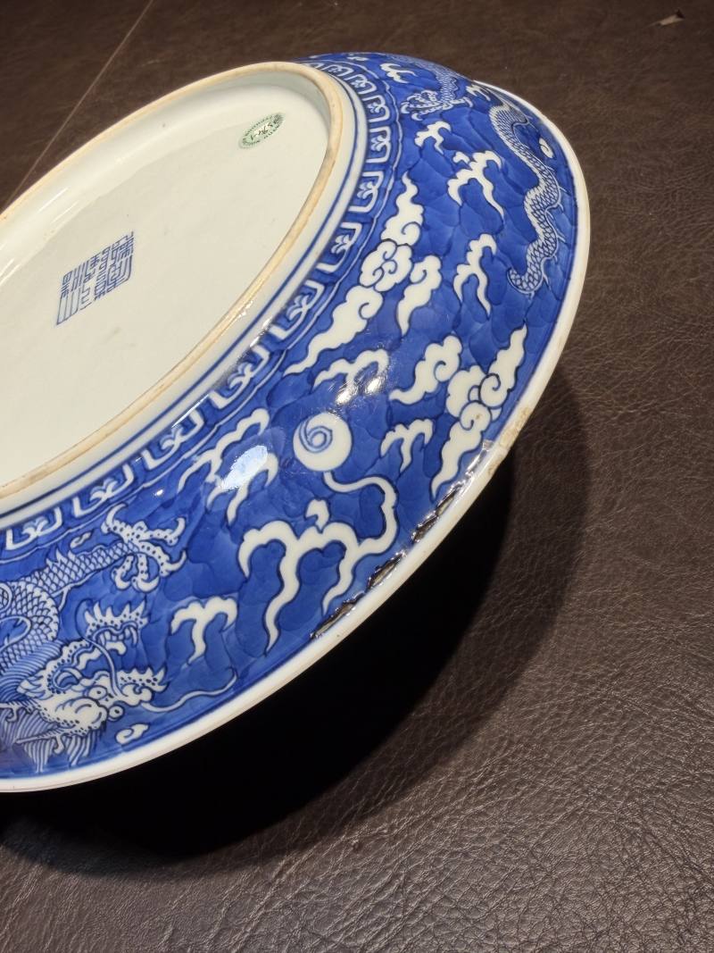 清乾隆 青花地留白龙纹盘 - 图20