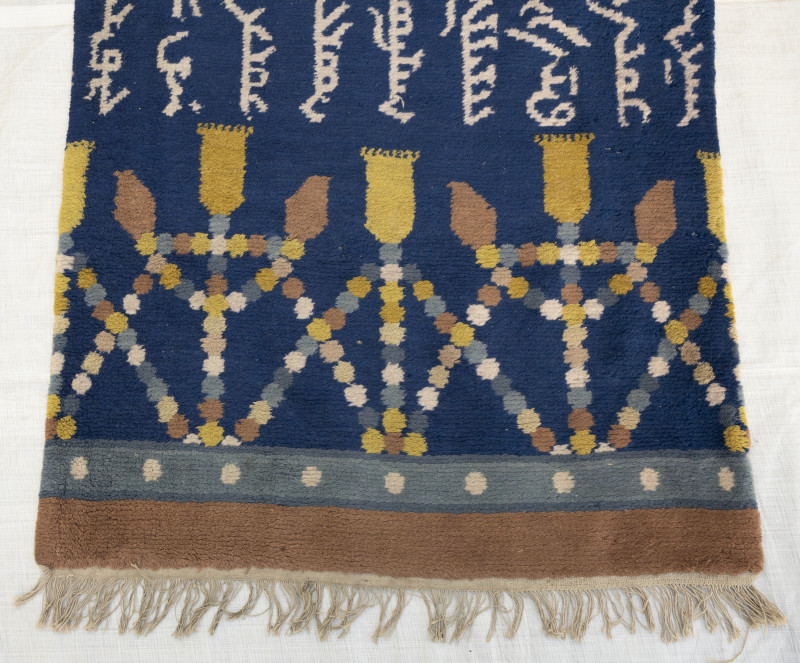 An unusual pair of pillar rugs - 图6