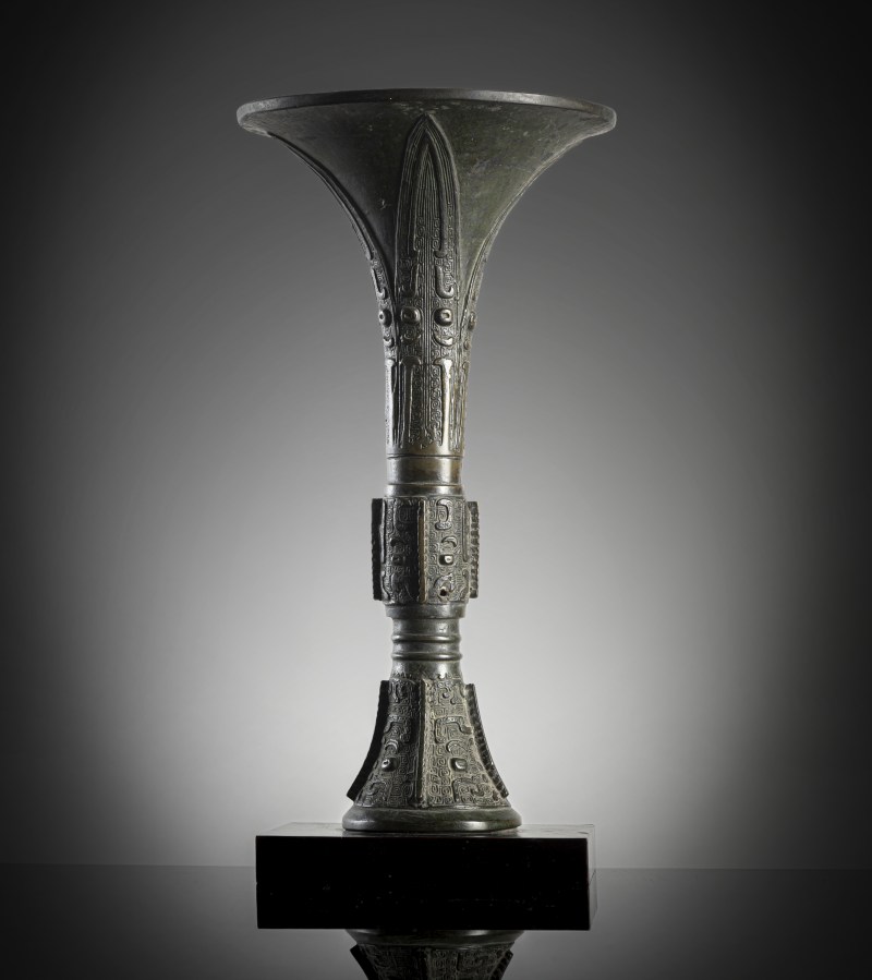A bronze 'gu' vase with archaistic relief decoration - 图2