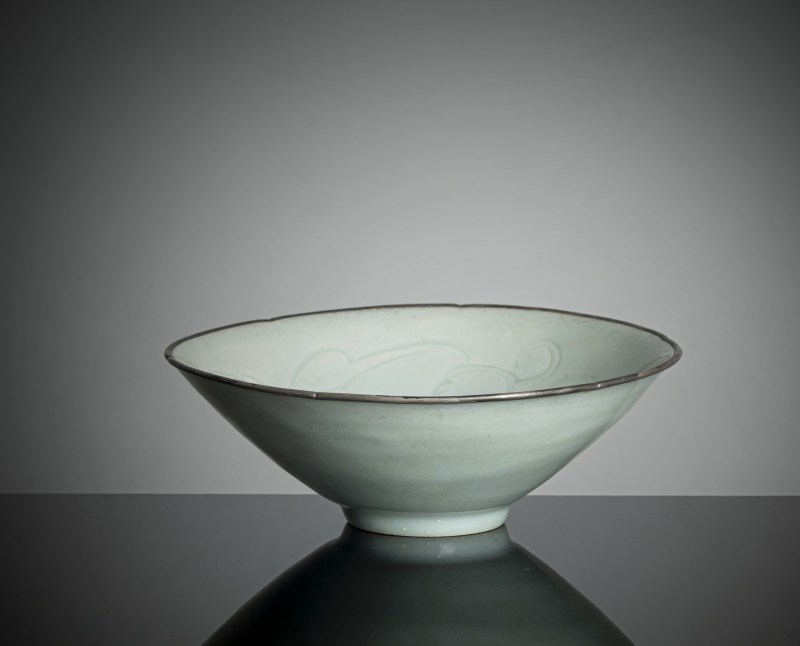A slightly floriform 'qingbai' bowl with carved floral decoration and mounted silver rim - 图3