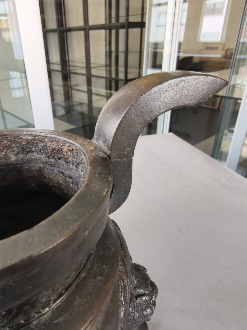 Two bronze incense burners, one on three legs, the second in the shape of a 'fang ding' - 图5