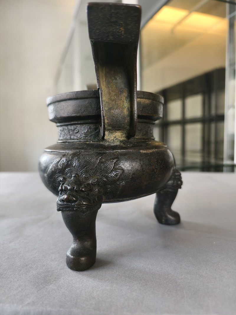 Two bronze incense burners, one on three legs, the second in the shape of a 'fang ding' - 图25