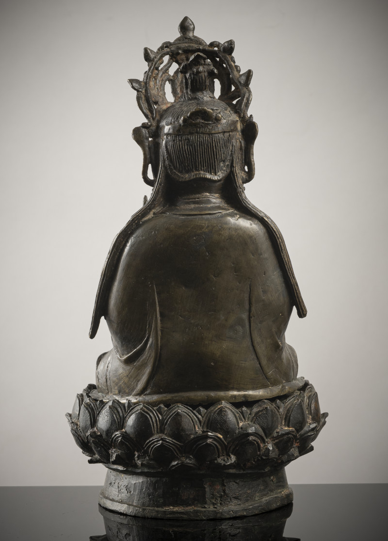 A bronze model of Guanyin on a lotus, holding a sceptre in his hands - 图2