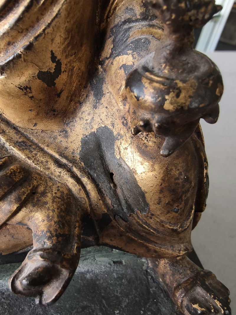 A gilt- and red-lacquered bronze figure of a luohan - 图6