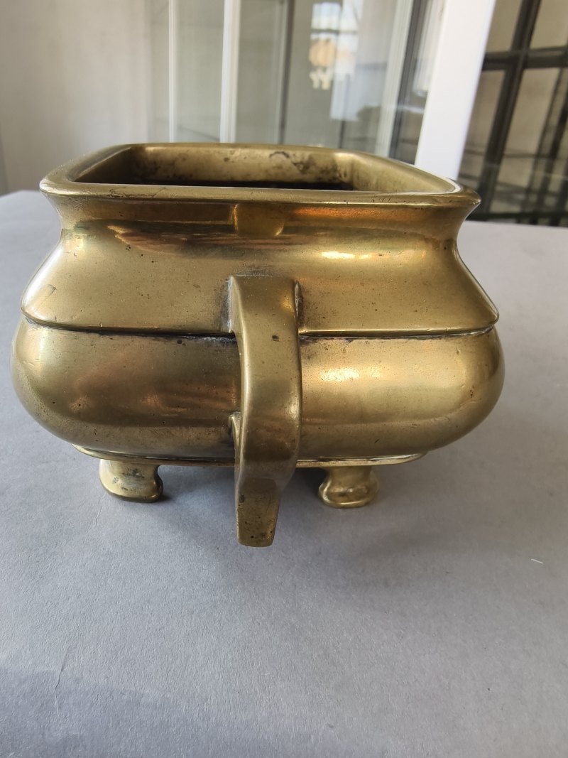 A gold-colored bronze censer on four legs with copper-inlaid Arabic inscription - 图10