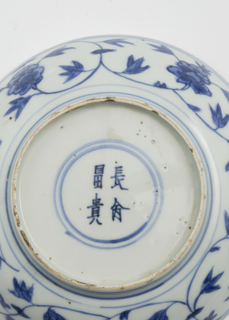 A blue and white porcelain round bowl with crane and deer decoration on a fence - 图4