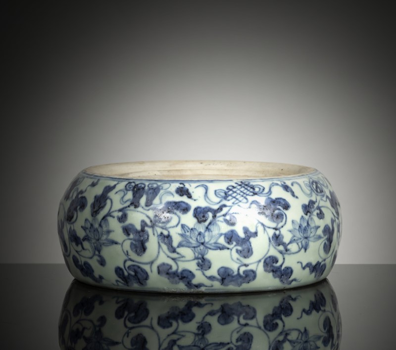 A porcelain inkstone with underglaze-blue decoration of lotus and foliage with Daoist treasures - 图2
