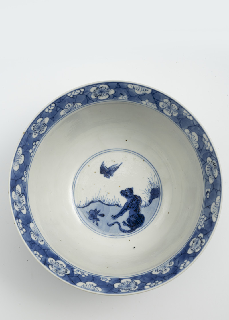 A blue and white porcelain bowl with decoration of ladies and boys in a garden landscape - 图3