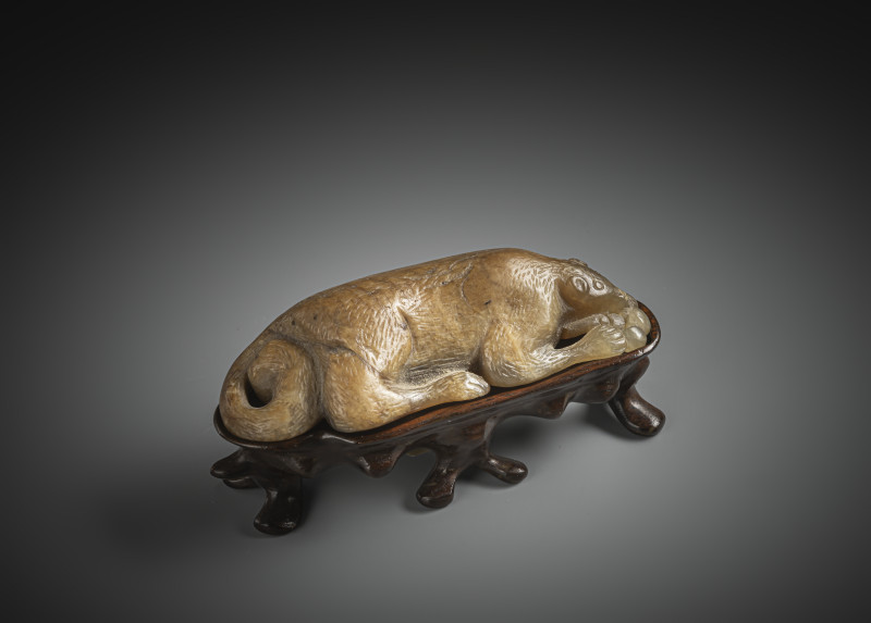 A reclining squirrel with grapes on a wooden stand - 图2