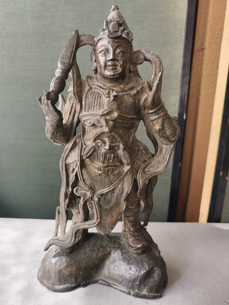 A bronze figure of standing Weituo on a stand dressed in splendid armour with traces of gilding - 图8