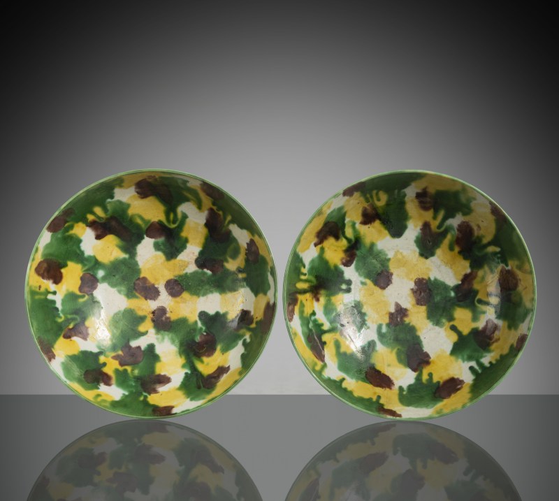 A pair of fine 'Sancai'-glazed porcelain bowls
