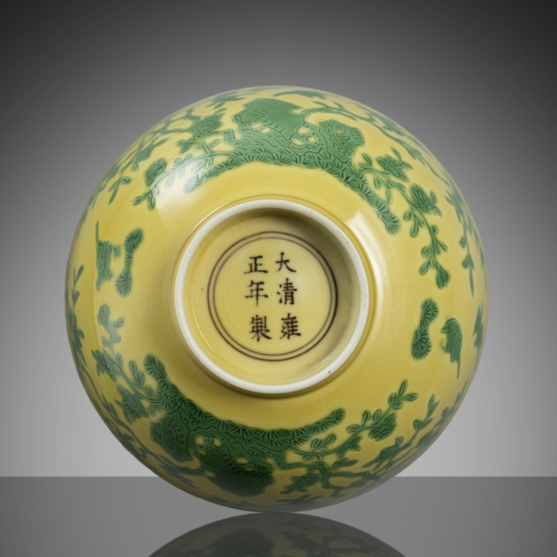 A RARE YELLOW-GROUND GREEN ENAMELLED 'MAGPIES AND PEACHES' BOWL - 图1