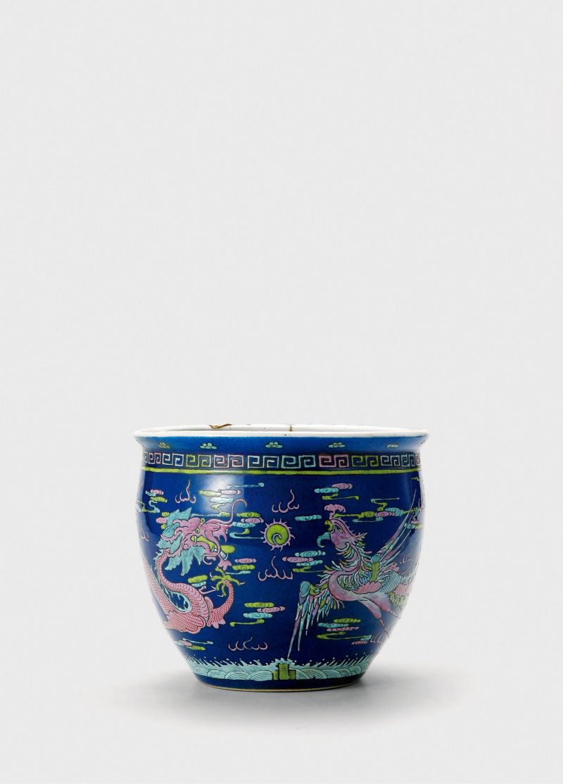 清·蓝地粉彩龙凤纹小卷缸
