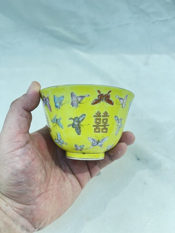 黄地粉彩描金百蝶纹杯 - 图5