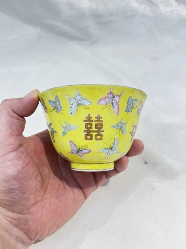 黄地粉彩描金百蝶纹杯 - 图6