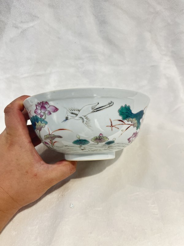 内青花缠枝花卉外粉彩荷塘鹭鸶纹碗 - 图5